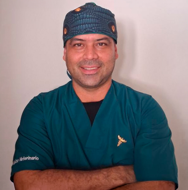 Retrato del Dr. Freddy Abraham González Rendón, médico veterinario a domicilio en Belén, Medellín.